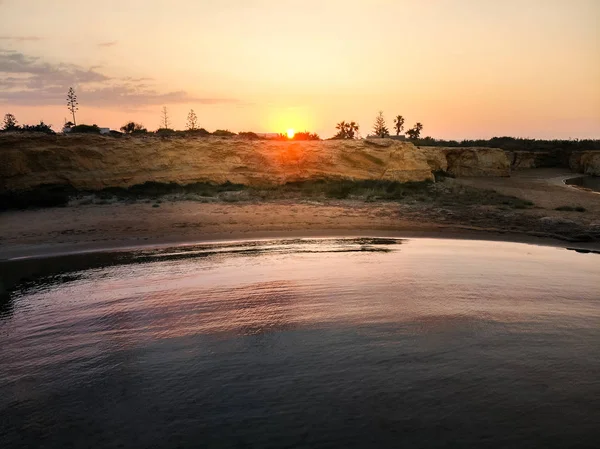 O sol nascente batendo as falésias em Cirica Bay, Sicília, Itália — Fotografia de Stock