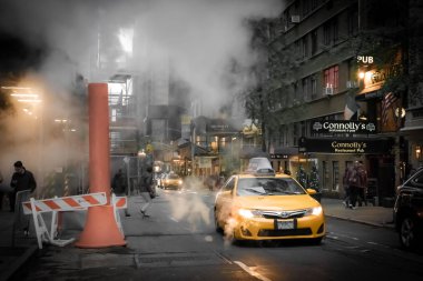 New York'ta bir sokakta sürüş otomobil ve taksiler