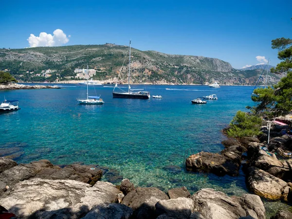 Una hermosa playa rocosa en Lokrum, Dubrovnik — Foto de Stock