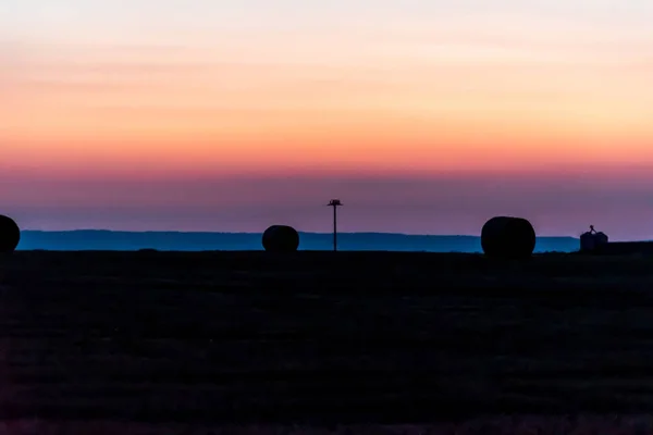 Východ slunce nad polem pšenice s balany — Stock fotografie