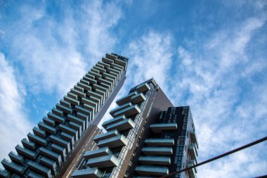 Mavi gökyüzü arka planındaki modern binaların düşük açılı görüntüsü 