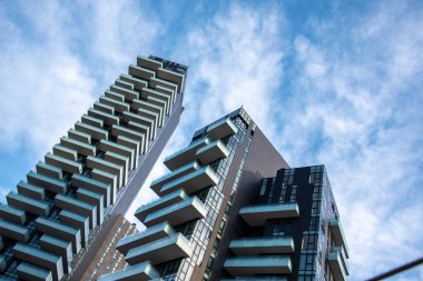 Mavi gökyüzü arka planındaki modern binaların düşük açılı görüntüsü 