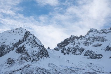 Tonale Geçidi çevresindeki dağların görünümü