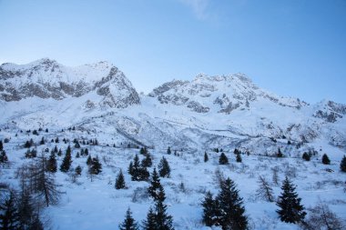 Tonale Geçidi çevresindeki dağların görünümü