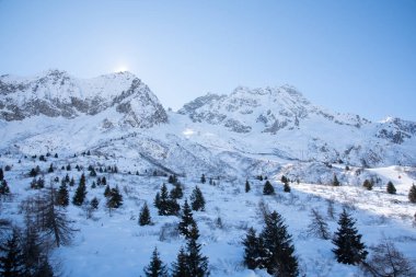 Tonale Geçidi çevresindeki dağların görünümü