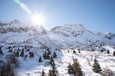 Tonale Geçidi çevresindeki dağların görünümü
