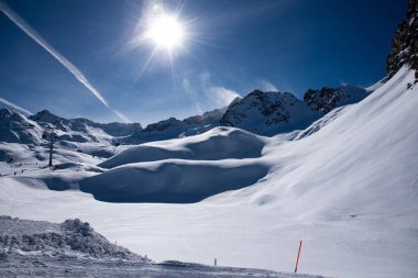 Paradiso l'den Tonale Geçidi çevresindeki dağların görünümü