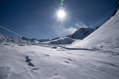 Paradiso l'den Tonale Geçidi çevresindeki dağların görünümü