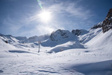 Paradiso l'den Tonale Geçidi çevresindeki dağların görünümü