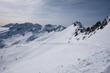 Tonale Geçidi çevresindeki dağların görünümü