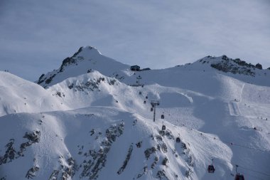 Tonale Geçidi çevresindeki dağların görünümü