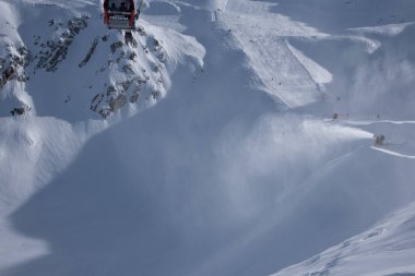 Tonale Geçidi çevresindeki dağların görünümü