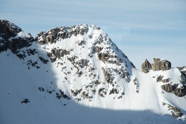 Tonale Geçidi çevresindeki dağların görünümü