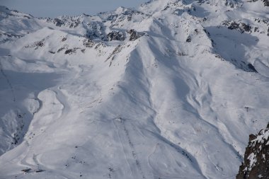 Tonale Geçidi çevresindeki dağların görünümü