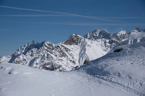 Vista de las montañas alrededor del Paso de Tonale desde el Paradiso l — Foto de Stock