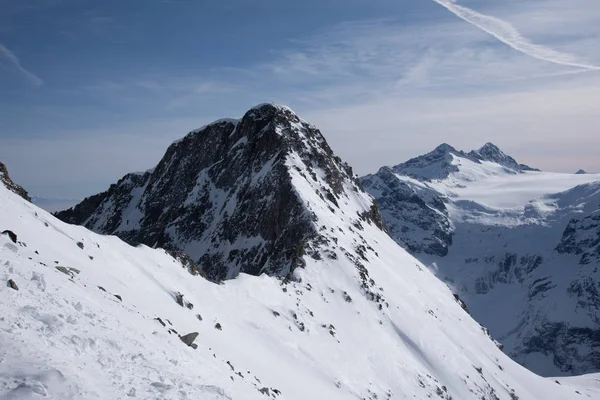 Uitzicht op de bergen rond de tonale pas — Stockfoto