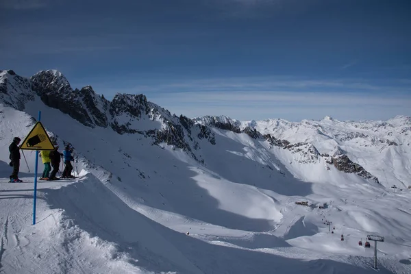 People skiing near the Presena glacier — Stock Photo, Image