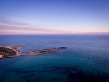 Portopalo adasının ve sahil şeridinin gün batımı havadan görünümü