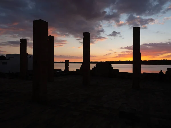 Puesta de sol en las ruinas de la Tonnara de Vendicari, Noto, Italia — Foto de Stock