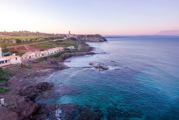 Vista aérea do pôr-do-sol da costa de Portopalo e do castelo de Tafuri — Fotografia de Stock