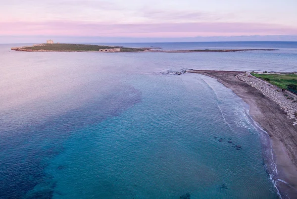 Vista aérea al atardecer de la isla de Portopalo y su costa —  Fotos de Stock