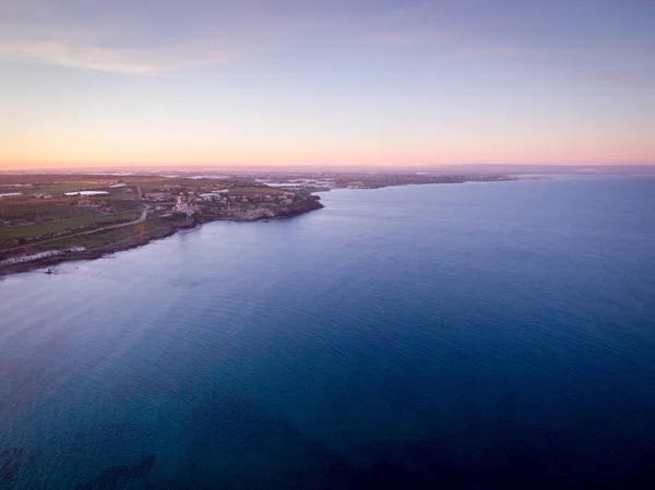 Vista aérea al atardecer de la costa de Portopalo, Sicilia, Italia —  Fotos de Stock