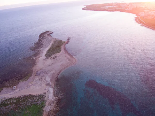 Portopalo adasının ve sahil şeridinin gün batımı havadan görünümü — Stok fotoğraf