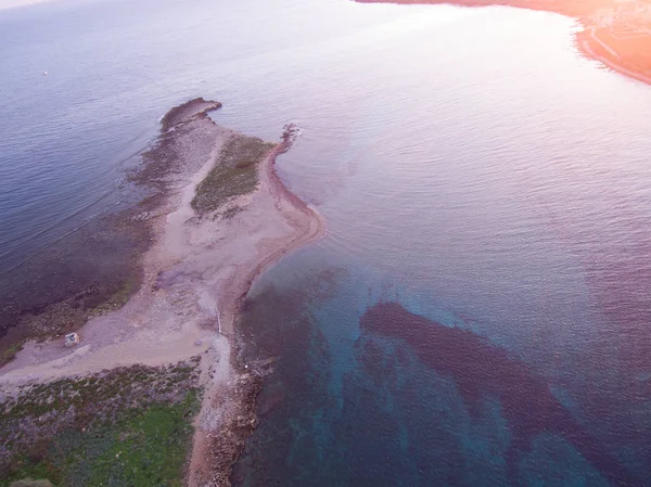 Portopalo adasının ve sahil şeridinin gün batımı havadan görünümü — Stok fotoğraf