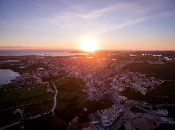 Pôr do sol vista aérea da costa de Portopalo, Sicília, Itália — Fotografia de Stock