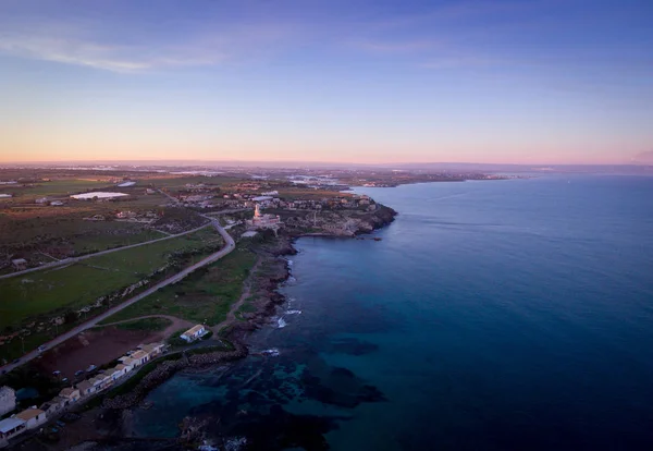 Vista aérea al atardecer de la costa de Portopalo, Sicilia, Italia —  Fotos de Stock