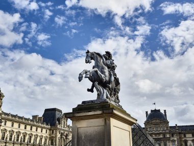 Kral Louis Xiv 'in binicilik heykeli vuruldu.