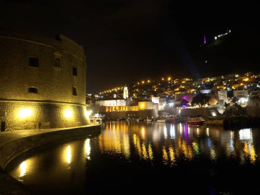 Dubrovnik şehir ışıkları suya yansıyor