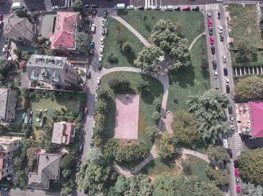 Bir yaz günü Milano 'daki bir parkın havadan görünüşü