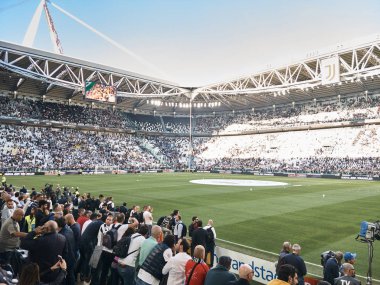 Torino, İtalya - 29 Eylül 2018: Juventus'un iç saha maçlarını oynadığı Allianz Stadyumu'nun manzarası. Seri A maçı öncesi güneşli bir günde çekilen Juve-Napoli maçının başlamasını bekleyen ler ile atış