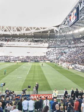 Torino, İtalya - 29 Eylül 2018: Juventus'un iç saha maçlarını oynadığı Allianz Stadyumu'nun manzarası. Seri A maçı öncesi güneşli bir günde çekilen Juve-Napoli maçının başlamasını bekleyen ler ile atış