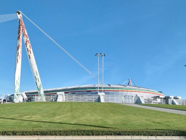 Juventus 'un maçlarını oynadığı Allianz Stadyumu manzarası. Çekim, Serie A maçından önceki güneşli bir günde Juve-Napoli 'de yapıldı.