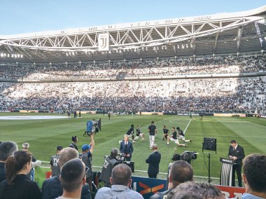 Torino, İtalya - 29 Eylül 2018: Juventus'un kendi sahasında oynadığı Allianz Stadyumu'nda maç öncesi antrenmana çıkan oyuncular. Seri A maçı öncesi Juve-Napoli maçının başlamasını bekleyen ler ile atış yapılır.