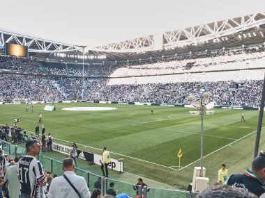 Torino, İtalya - 29 Eylül 2018: Juventus'un iç saha maçlarını oynadığı Allianz Stadyumu'nun manzarası. Seri A maçı öncesi güneşli bir günde çekilen Juve-Napoli maçının başlamasını bekleyen ler ile atış