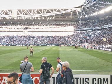 Torino, İtalya - 29 Eylül 2018: Juventus'un kendi sahasında oynadığı Allianz Stadyumu'nda maç öncesi antrenmana çıkan oyuncular. Seri A maçı öncesi Juve-Napoli maçının başlamasını bekleyen ler ile atış yapılır.