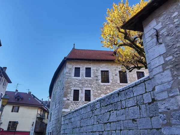 Uitzicht op het "Palais de l'Ile" in Annecy — Stockfoto