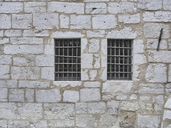 Taşlanmış binadaki ızgaralı pencerelerin görüntüsü 