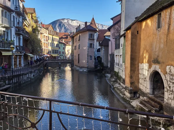 Annecy, Francia - 07 dicembre 2018 - Veduta di alcune case ad Anne — Foto Stock