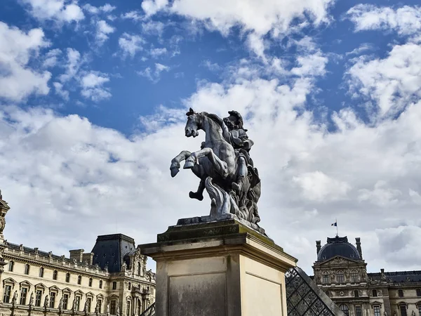 Kral Louis Xiv 'in binicilik heykeli vuruldu.