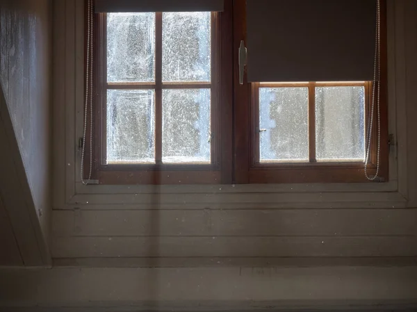 Tiro de uma janela com luz entrando — Fotografia de Stock