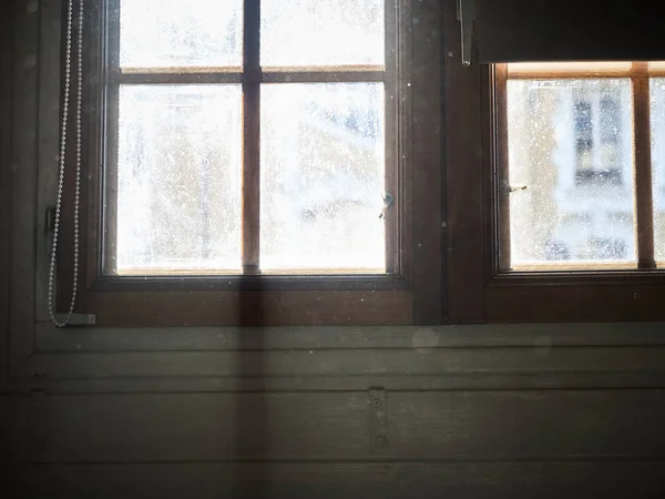 Tiro de una ventana con luz entrando — Foto de Stock