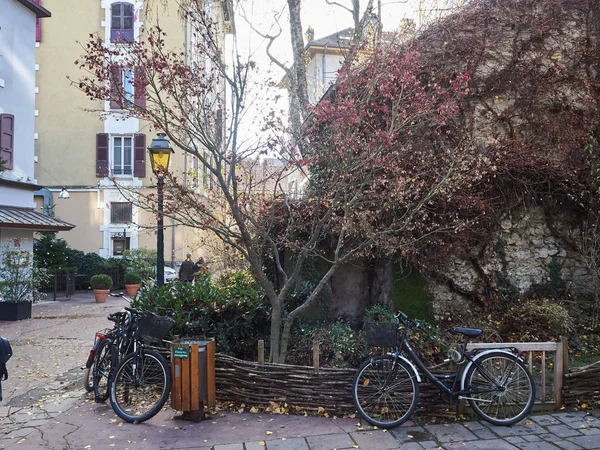 Annecy, france - dezember 07, 2018 - blick auf einige fahrräder, die ich abgestellt habe — Stockfoto