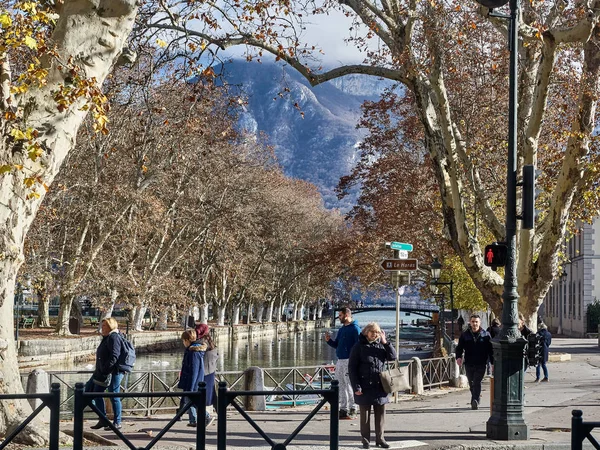 Annecy, Francie - 07. prosince 2018 - Lidé kráčející po stromě — Stock fotografie