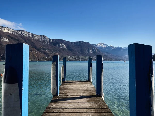 Snímek z jezera Annecy a okolních hor — Stock fotografie