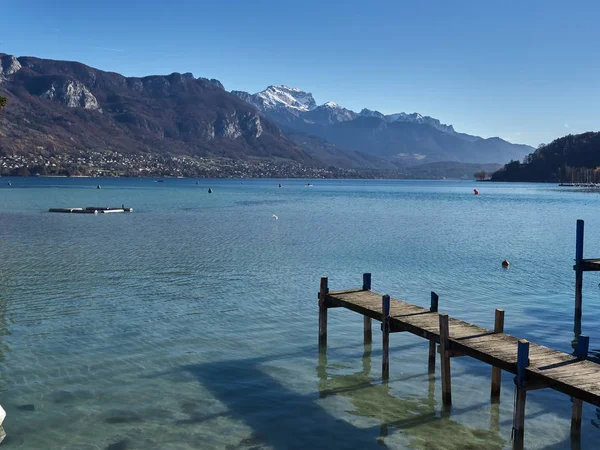 Πυροβολισμός της λίμνης του Annecy και των βουνών γύρω — Φωτογραφία Αρχείου