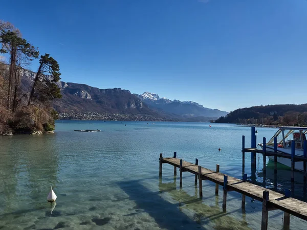 Shot of the lake of Annecy and the mountains around — Stock Photo, Image